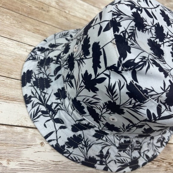 Steve Madden Reversible Bucket Hat One Size Navy‎ Blue Floral - Picture 3 of 5